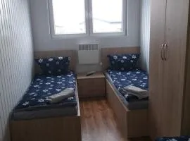 Domek - 2 Sypialnie, Kuchnia, Łazienka - 6 Osobowy N6 - FreezerHause Izdebno- NoclegiGrodziskPL 792-535-535