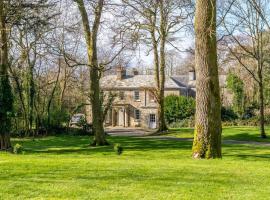 Secluded Manor House with pool and tennis court, casa de campo em Bodmin