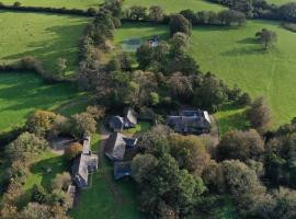 Manor and Farm House Sleeps 25, hotel in Bodmin