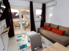 Beautiful 2-Bed Apartment in Okrug Gornji
