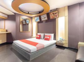 OYO 75382 Chonburi Hotel, ξενοδοχείο σε Chon Buri