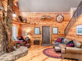 Iron Mountain Lodge - Beautiful Cabin With Forest & Mountain Views!, hotel in Butler