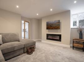 The Hideaway with Cosy Fireplace by LetMeStay, hotel em Ambleside