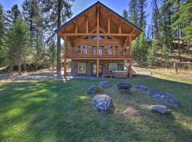 Scenic Riverfront Retreat with Hot Tub and Kayaks!, hotell med parkeringsplass i Thompson Falls