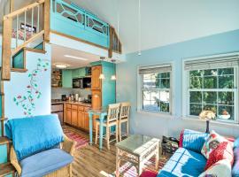 Unique and Cozy Arden Cabin, 6 Mi to Blue Ridge Pkwy, hotel i Arden