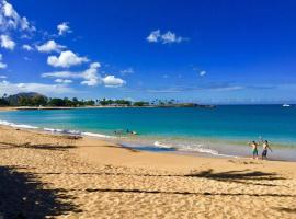 Spacious 2 BR Beach House with King Suite, hotel en Waianae