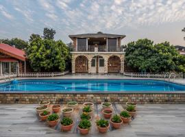 StayVista at Dudley Manor with Swimming Pool, počitniška nastanitev v mestu Dehradun