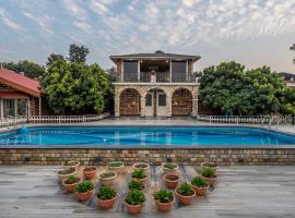 StayVista at Dudly Manor with Swimming Pool, ξενοδοχείο σε Ντεχράντουν