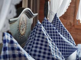 Nostalgie Bed & Breakfast Chrämerhus, hotell med jacuzzi i Curaglia
