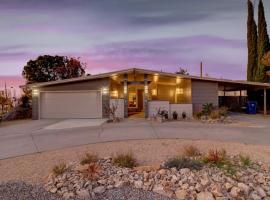 Sleek, Modern Designer home with many amenities, hotel in Las Cruces