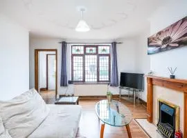 Dagenham Self Catering 4BedHouse sleeps up to 8 with Free Wifi and Free Parking