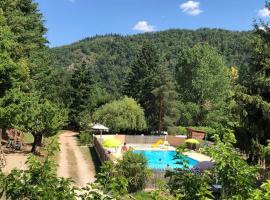 Camping Les Berges Du Doux, οικογενειακό ξενοδοχείο σε Colombier-le-Vieux