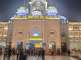 Hotel RUJHAN - Just 2 Minute walking Distance From Golden Temple, hotel in Amritsar