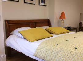 Chambre indépendante au Manoir de la Célinais côté cour, country house in Saint-Aubin-du-Cormier