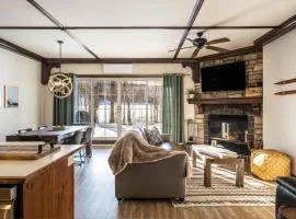 Le Sous-Bois (Les Manoirs) Mont-Tremblant、モントランブランのビーチ周辺のバケーションレンタル