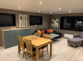 Lom Apartment, hotel con estacionamiento en Lom