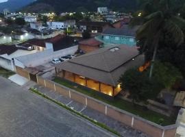 Suítes econômica Flor de Maria، فندق مع موقف سيارات في كاراغواتاتوبا