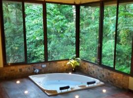 Tropical Suites, hotel cerca de Aguas termales de Kalambu, Fortuna
