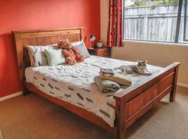 Quiet homestay, private room with own bathroom, hotel v destinaci Paraparaumu Beach