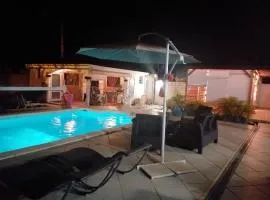 Studio cosy aux Abymes, piscine et jardin, 25 m²
