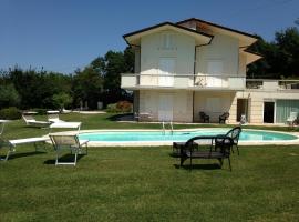 5 bedrooms villa with sea view private pool and enclosed garden at Montelabbate、Montelabbateのホテル