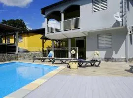 Appartement charmant à Lamentin avec piscine