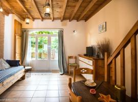 Maison de 2 chambres avec piscine partagee spa et jardin amenage a Saint Front de Pradoux, hôtel à Saint-Front-de-Pradoux