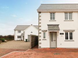 NEAR BEACHES, contemporary home in village centre, holiday home in St Merryn