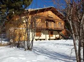 Chalet chaleureux à Saint-Chaffrey avec vue montagne et cheminée