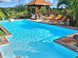 Courcelles에 위치한 호텔 Villa de 3 chambres avec piscine privee jardin clos et wifi a Saint Francois a 3 km de la plage