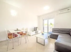 Bright Apartment in Vrsi with Terrace and Garden, 65 m²