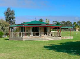Carolynnes Cottages, hotel with jacuzzis in Naracoorte