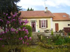 Maison de 3 chambres avec jacuzzi jardin clos et wifi a Gabarret、Gabarretのホテル