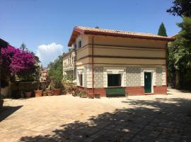 Comfy house in Crotone, fenced garden, hotel v destinaci Crotone