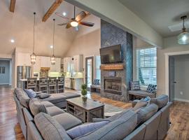 Game Room and Lake Tawakoni Access Family Getaway!, Hotel in Hawk Cove