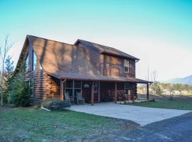 Cozy Cabin Living by Lake Chatuge with Covered Patio, chata v destinácii Hiawassee