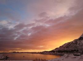 Akselhuset-Koselig hus rett ovenfor kaikanten midt i Lofoten、Skaftnesの別荘