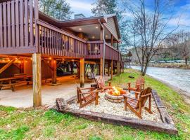 North River Views, cabaña en Sylva