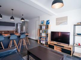 Apartment for 4 people with tennis condominium: Lathuile şehrinde bir otoparklı otel