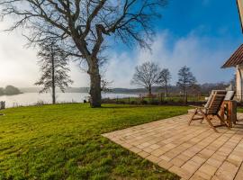 5 Sterne Ferienhaus direkt am See mit Sauna-Kamin-Garten, hotel in Krakow am See