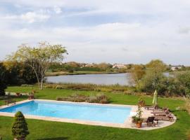 Villa Noyaan - Luxury with pool, mökki kohteessa Southampton