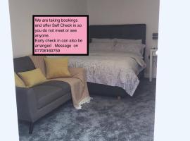 Flat 2 - Entire Modern Two Bedrooms home with en-suite & free parking close to QMC, City centre and Notts uni - Self check in – obiekt B&B w Nottingham