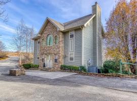 3 Decks, Mtn Views! Tree Tops by HoneyBearCabins - Luxury Rain Showers, 3 King suites, XL HotTub, Fireplace, Bear Sightings