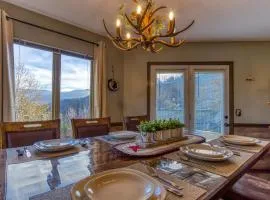 3 Decks, Mtn Views! Tree Tops by HoneyBearCabins - Luxury Rain Showers, 3 King suites, XL HotTub, Fireplace, Bear Sightings