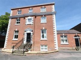 Buckingham House Apartment 2, cheap hotel in Macclesfield