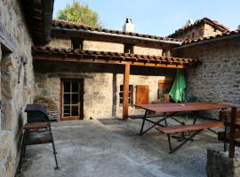 Maison de 2 chambres avec jardin amenage et wifi a Saint Basile a 7 km de la plage, casă de vacanță din Saint-Basile