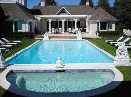 Villa Qadus - Luxury with pool, cabaña en Southampton