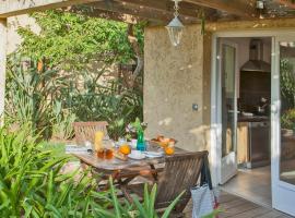 minivilla lilas indépendante à Calvi avec jardin et piscine jardin et bbq, hytte i Calvi