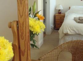 Harlequin Guest House with parking, guest house in Weymouth