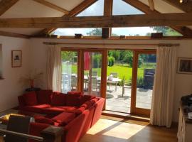 4 Kingsize Beds Ensuite - Sleeps 8-10 - Rural Contemporary Oak Framed House，奇丁福德的Villa